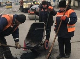Как в Кременчуге зимой ямы латают при помощи рециклера (фото и видео)