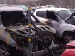 На парковке в Харькове подожгли четыре иномарки (ФОТО)