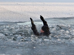 Сельчанин спас под Запорожьем тонущего рыбака, пробежав по тонкому льду несколько километров