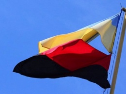Мэр Южноукраинска предложил горожанам высказать свое мнение по поводу красно-черного флага на школах
