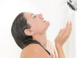 Косметологи рассказали, чем вечерний душ полезней утреннего
