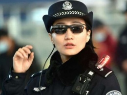 Китайская полиция носит очки, которые распознают преступников