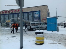 ЧП в Виннице: на Peugeot Expert упала электроопора и травмировала рядом стоящего водителя. ФОТО