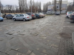 Некачественная плитка у Одесской мэрии «поплыла»