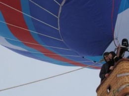 Кременчугские молодожены отправились в свадебное путешествие на воздушном шаре (ВИДЕО)