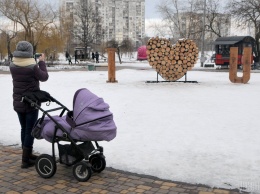 На Левом берегу в Киеве установлена гигантская валентинка из бревен
