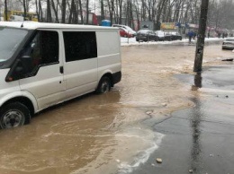 Голосеево стало озером: вода сорвала асфальт и жители перебираются вплавь. Фото