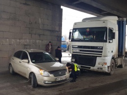 На запорожском произошла авария: водитель фуры не заметил легковушку (Фото)