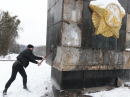 Львовские бандеровцам даже Вятрович не указ: кувалдами разбит Монумент победителям над нацизмом