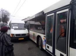 В Запорожье на остановке столкнулись маршрутка и автобус (ФОТО, ВИДЕО)