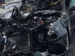 Четыре трупа, сгоревшее авто и живой пассажирь. На харьковской трассе Audi влетела под фуру (ФОТО)