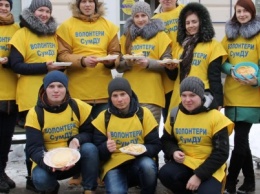 Волонтеры СумГУ в центре города угощали сумчан блинами