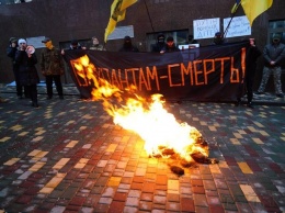Возле консульства России в Одессе обезглавили и сожгли чучело с флагом РФ