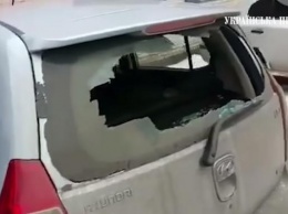 В Киеве мужчина из-за мэра Одессы порубил топором 15 авто возле суда. видео