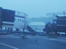 На Полтавщине столкнулись два грузовика: фуру разорвало пополам, у ЗИЛа оторвался прицеп (ВИДЕО)