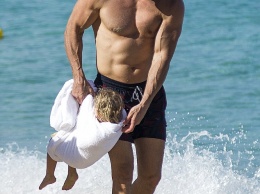 Папарацци сняли, как Кличко одной рукой носит в полотенце свою дочь на пляже Барбадоса