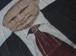 В России баннер с Путиным забросали яйцами: реакция россиян