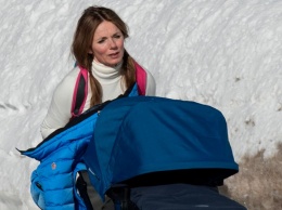 Экс-участница Spice Girls застряла с детской коляской в заснеженных горах Франции