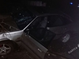 В Одесской области водитель «Мазды», которая снесла столб и протаранила забор, чудом остался жив (фото)