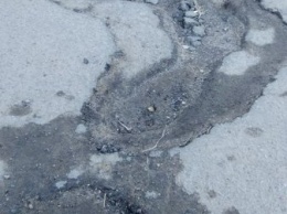 "В некоторых кратерах скоро будет плескаться магма", - жители Новой Каховки о ямах на дорогах