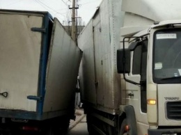 В Кременчуге не разминулись два грузовичка с продуктами (ФОТО)