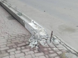 ДТП в Кропивницком: "ВАЗ" уничтожил электроопору. ФОТО