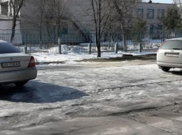 В Северодонецке водители паркуются как хотят и где хотят (фото)