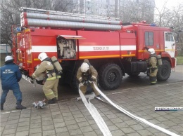Спасатели Керчи отработали тушение пожара на избирательном участке