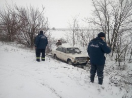 На Николаевщине ВАЗ на заснеженной дороге съехал в кювет: обошлось без пострадавших