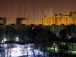 Жителей Петербурга поразили уникальные световые столбы в небесах