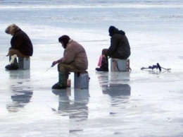 Под Полтавой 50 рыбаков оказались на дрейфующей льдине