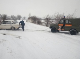 Николаевские спасатели вызволили 6 машин из снежных заметов