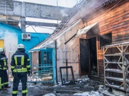 В Бортничах сгорело админздание строительного рынка (ФОТО)