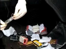 Два нелегала с помощью спецоборудования снимали деньги с карточек граждан