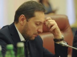 Украинский министр упал в обморок после пламенной речи о Крыме: опубликовано видео