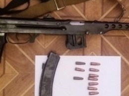 В Кропиницком мужчина продавал пистолет-пулемет ФОТО