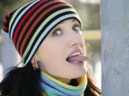 В Одессе девушка прилипла языком к остановке