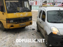 В Одессе городской транспорт не выдерживает непогоду (ФОТО)