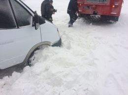 В Николаевской области спасатели вытянули из сугробов «Газель» и грузовик