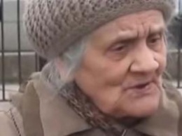Соцсети вспоминают смелую бабушку из Крыма, которую швырнули на землю за протест против оккупации