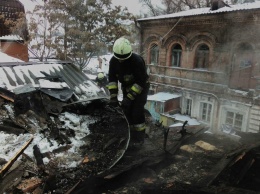В Днепре из горящего дома спасли 69-летнюю женщину