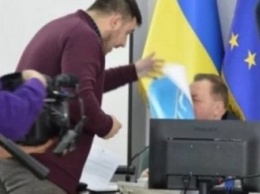"Ущипну Вас за ж*пу": в Луцке депутаты устроили драку во время сессии горсовета (фото, видео)