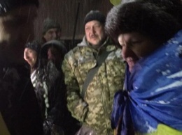 Десятки криворожан с флагами Украины встретили бойца АТО, побывавшего в плену у террористов (ФОТО)