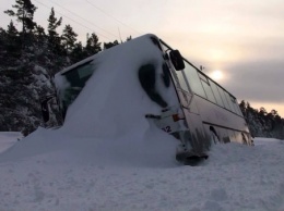 Из застрявшего в снегах автобуса Геническ-Херсон эвакуировали беременную