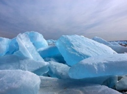 В Мичигане озеро покрылось голубым льдом