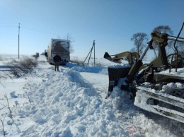 Последствия снегопада: на дороги Одесской области вывели бронетехнику