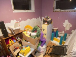 Из-за жестокости родителей голодные дети съели краску на стене (фото)