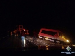 На запорожской трассе в снегу застрял автобус с австрийцами
