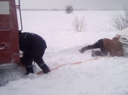 Вчера на Херсонщине спасатели вытащили из снежных заносов 15 автомобилей