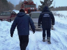 Спасатели Черниговщины вытащили из сугробов около 20 транспортных средств